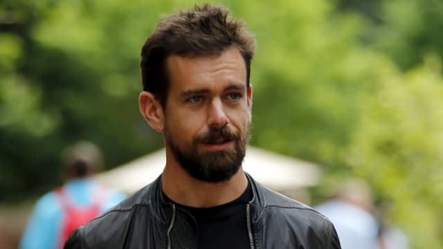 Twitterchef Jack Dorsey im Freien von vorne fotografiert Twitterchef Jack Dorsey im Freien von vorne fotografiert