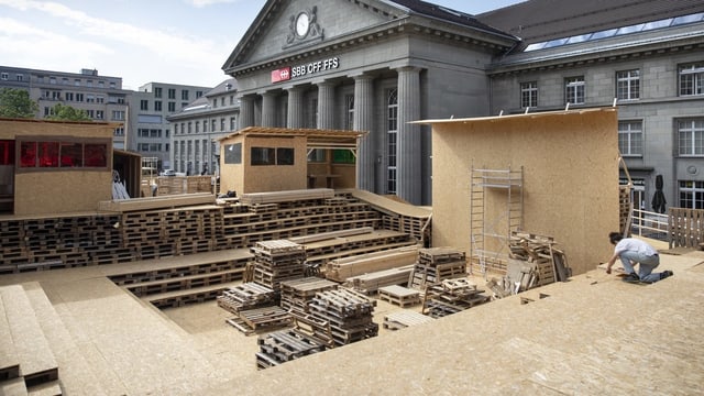 Eine Holz-Paletten-Bühne mit Publikumsbühne. Eine Holz-Paletten-Bühne mit Publikumsbühne.