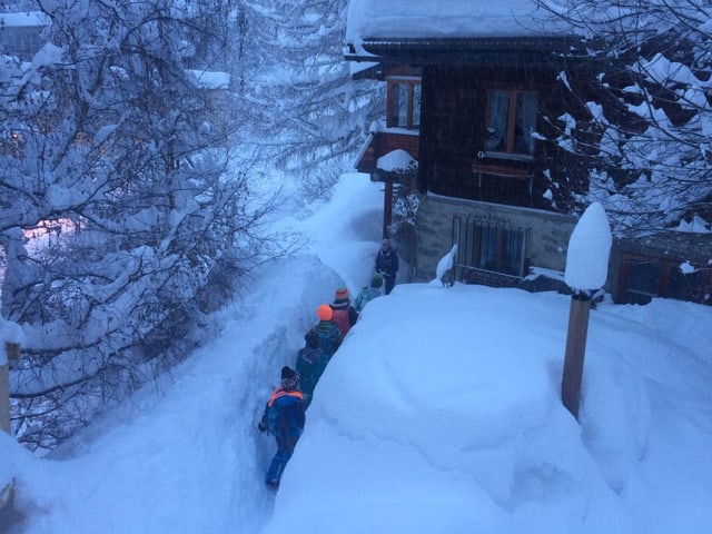 Kinder laufen durch den Schnee- Kinder laufen durch den Schnee-