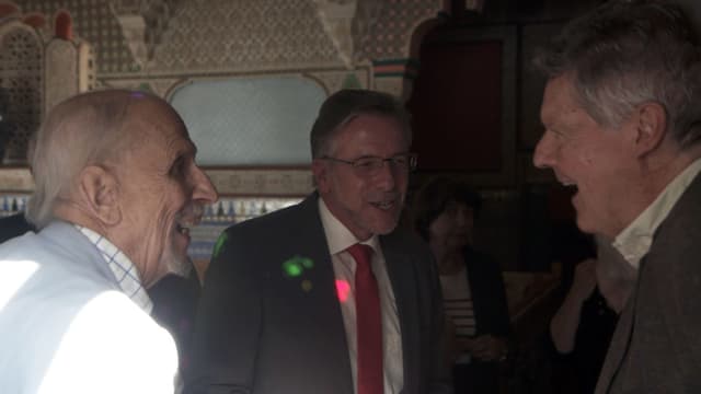 Drei ältere Herren treffen sich. Drei ältere Herren treffen sich.