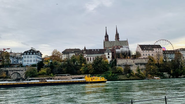 Blick über den Rhein mit bewölktem Himmel über Basel. Trotzdem gab es 22,5 Grad.