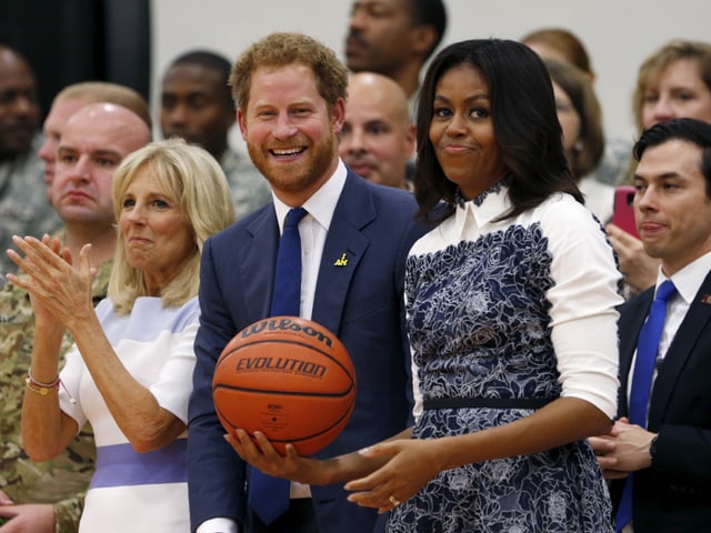 Prinz Harry stehend mit Michelle Obama mit Basketball in der Hand Prinz Harry stehend mit Michelle Obama mit Basketball in der Hand