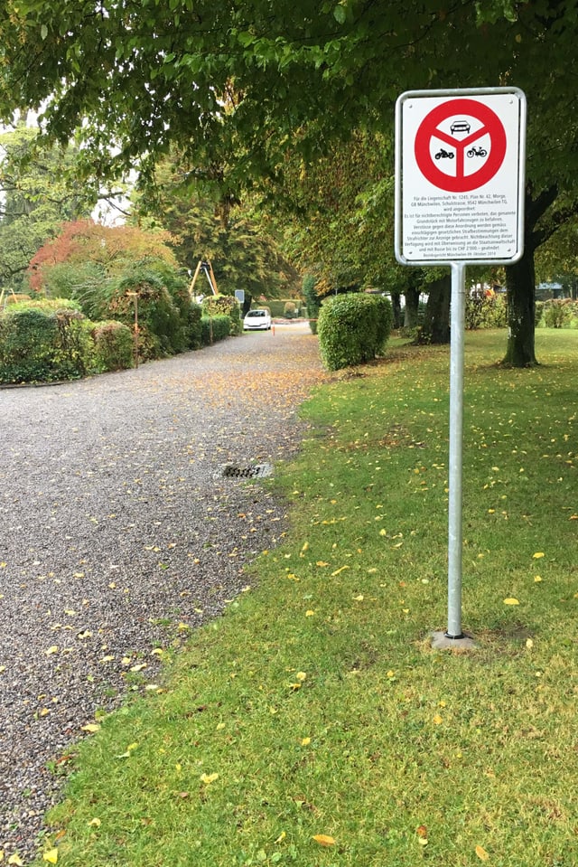 Fahrverbotstafel neben Weg Fahrverbotstafel neben Weg