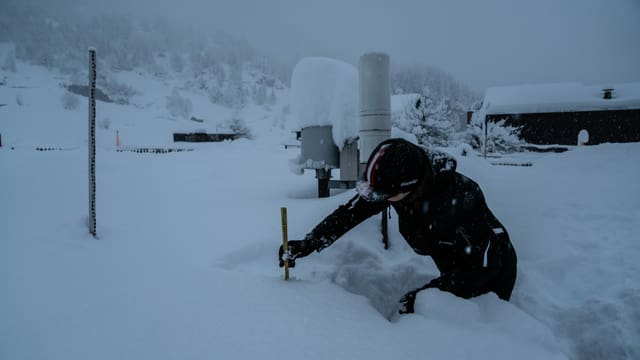 Der Beobachter misst manuell am Sonntagmorgen die Schneehöhe in Guttannen. Der Beobachter misst manuell am Sonntagmorgen die Schneehöhe in Guttannen.