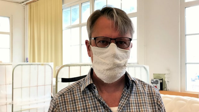 Ein Mann in Hemd und Gesichtsmaske. Ein Mann in Hemd und Gesichtsmaske.