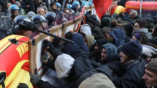 Politiker halten Studenten zurück, die gegen die neo-faschistische Bewegung "CasaPound" rebelliert. Politiker halten Studenten zurück, die gegen die neo-faschistische Bewegung "CasaPound" rebelliert.