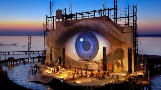 Das Bühnenbild von «Tosca ist ein riesiges Auge». Das Bühnenbild von «Tosca ist ein riesiges Auge».