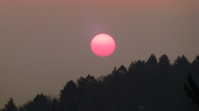 Rote Sonne tief über dem Horizont. Rote Sonne tief über dem Horizont.