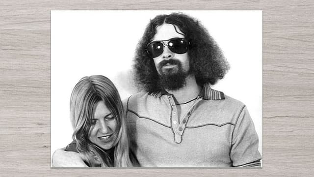 Ein Mann mit dunkler Sonnenbrille und eine Frau mit blonden Haaren auf einem Schwarzweiss-Bild. Ein Mann mit dunkler Sonnenbrille und eine Frau mit blonden Haaren auf einem Schwarzweiss-Bild.