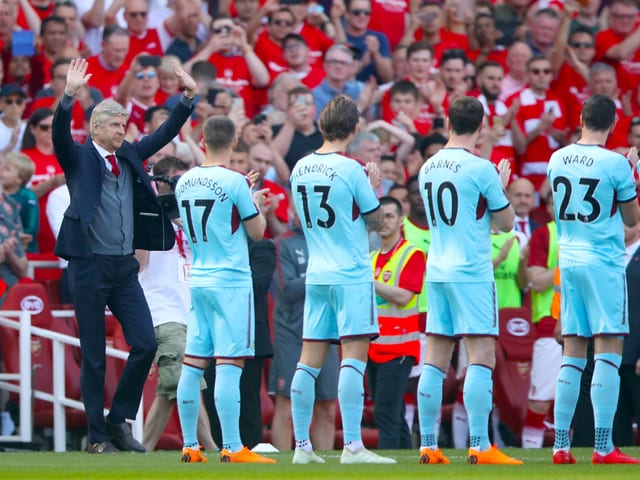Burnley-Spieler stehen Spalier für Wenger.