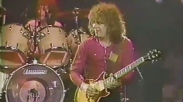 Gary Richrath mit E-Gitarre auf der Bühne. Gary Richrath mit E-Gitarre auf der Bühne.