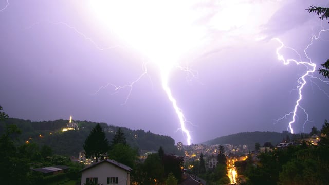 Doppelter Blitzeinschlag in Luzern. Doppelter Blitzeinschlag in Luzern.