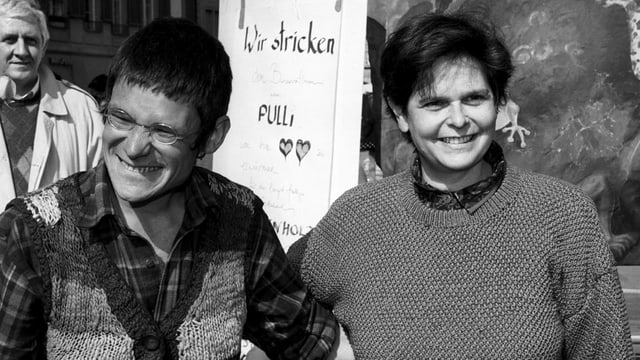 Bruno Manser und Ruth Dreifuss beim Stricken auf dem Bundesplatz in Bern. Bruno Manser und Ruth Dreifuss beim Stricken auf dem Bundesplatz in Bern.