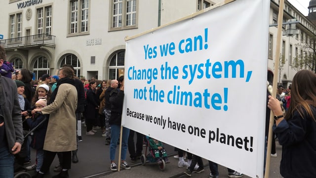 Ein Transparent mit der Aufschrift: Yes we can! Change the system, not the climate! Ein Transparent mit der Aufschrift: Yes we can! Change the system, not the climate!