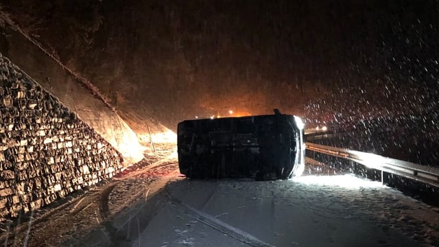 Purtret d'in auto che giascha sin la vart. Purtret d'in auto che giascha sin la vart.