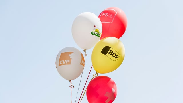 Ballone der Parteien in der Luft. Ballone der Parteien in der Luft.