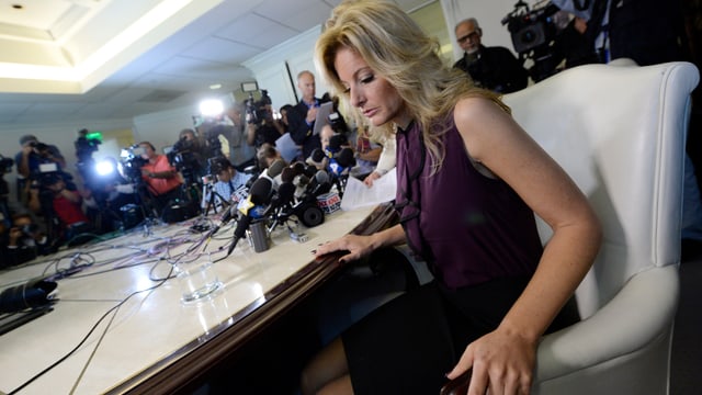 Summer Zervos bei einer Medienkonferenz in einem Sessel sitzend. Summer Zervos bei einer Medienkonferenz in einem Sessel sitzend.