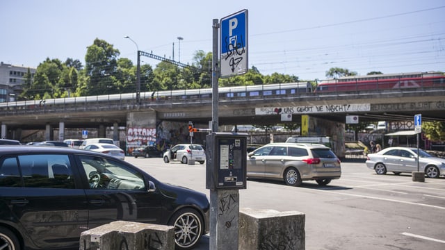 Autos, Eisenbahnbrücke, Parkuhr auf der Berner Schützenmatte. Autos, Eisenbahnbrücke, Parkuhr auf der Berner Schützenmatte.