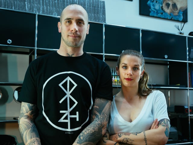 Der Tätowierer, dem die Promis vertrauen: Maxime Büchi ist der Gründer und Inhaber vom Sang Bleu Studio in Zürich und London. Er hat bereits Kanye West tätowiert und auch in der Schweiz rennen ihm die Promis die Bude ein.