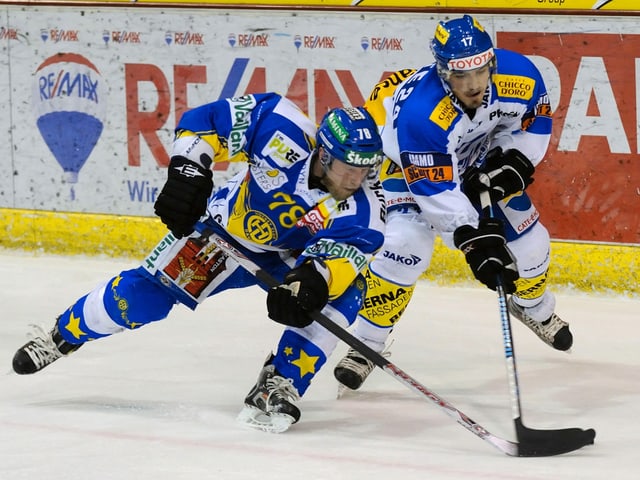 Jan von Arx und Arnaud Jacquemet kämpfen im Playoff-Final 2009 um den Puck. Jan von Arx und Arnaud Jacquemet kämpfen im Playoff-Final 2009 um den Puck.