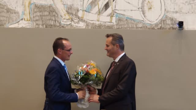 Remo Cavegn gratulescha ad Alessandro della Vedova (dretg). Remo Cavegn gratulescha ad Alessandro della Vedova (dretg).