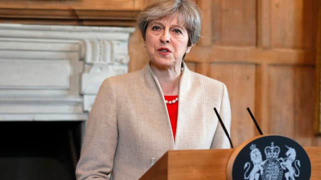 Theresa May an einem Rednerpult. Theresa May an einem Rednerpult.