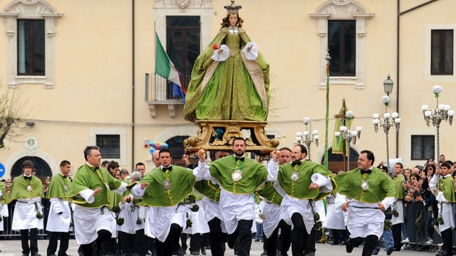 Gesellschaft Religion Die Rennende Madonna Italiens Kuriose Osterbrauche Kultur Srf