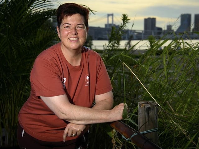 Heidi Diethelm Gerber posiert in Tokio vor dem olympischen Dorf. Heidi Diethelm Gerber posiert in Tokio vor dem olympischen Dorf.