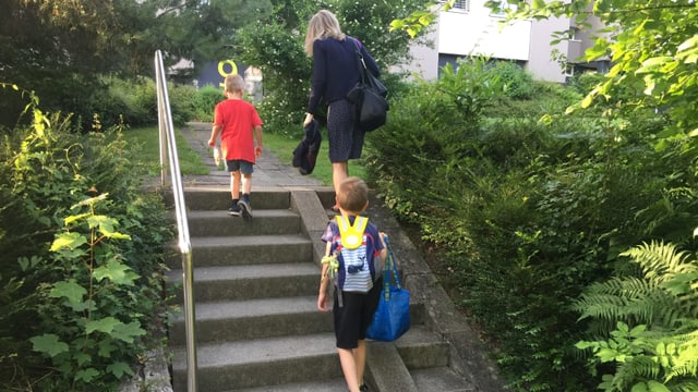 Frau mit zwei Kindern. Frau mit zwei Kindern.