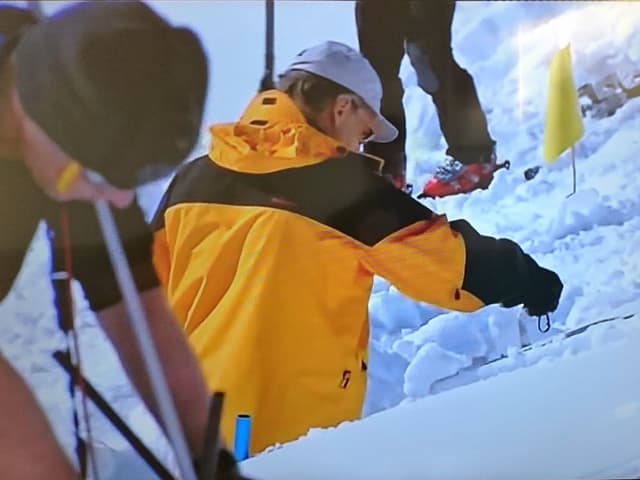Forscher des Institutes für Lawinen und Schneekunde graben einen Schacht in den Schnee. Forscher des Institutes für Lawinen und Schneekunde graben einen Schacht in den Schnee.