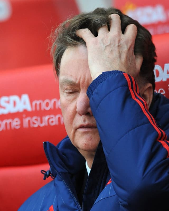 Louis van Gaal fasst sich mit der linken Hand frustriert an die Stirn. Louis van Gaal fasst sich mit der linken Hand frustriert an die Stirn.