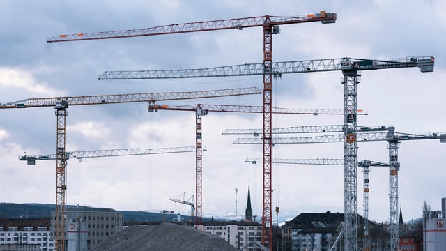 Sieben Baukräne ragen in den Zürcher Himmel. Sieben Baukräne ragen in den Zürcher Himmel.