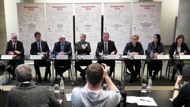 Die Berner Regierung vor den Medien. Die Berner Regierung vor den Medien.