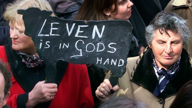 Gegner der aktiven Sterbehilfe 2001 an einer Demo in Den Haag Gegner der aktiven Sterbehilfe 2001 an einer Demo in Den Haag