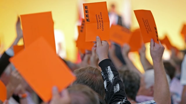 Symbolbild: CVP-Delegierte stimmen mit orangen Karten ab. Symbolbild: CVP-Delegierte stimmen mit orangen Karten ab.