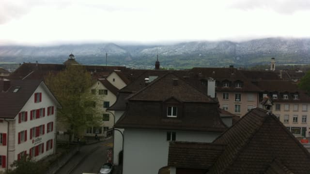 Wolkenverhangene Jurakette mit leichten Schneespuren bis auf 700 Meter herunter. Wolkenverhangene Jurakette mit leichten Schneespuren bis auf 700 Meter herunter.