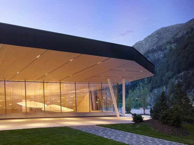 Der Konzertsaal von Aussen. Drinnen brennt Licht und man sieht das Fenster ins Innere und ein Vordach Der Konzertsaal von Aussen. Drinnen brennt Licht und man sieht das Fenster ins Innere und ein Vordach
