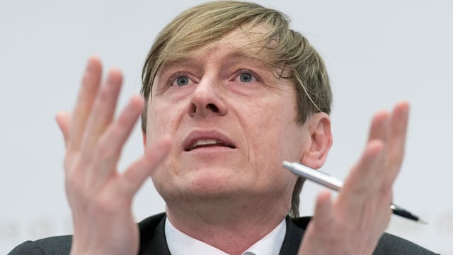 Mann referiert. Mann referiert.