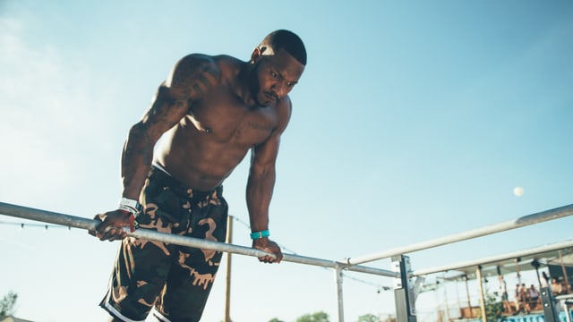 Mann trainiert im Gym vom Openair Frauenfeld. Mann trainiert im Gym vom Openair Frauenfeld.