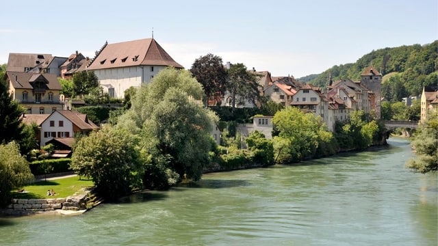 Sommerliche Aufnahme der Stadt Brugg am Aareufer. Sommerliche Aufnahme der Stadt Brugg am Aareufer.