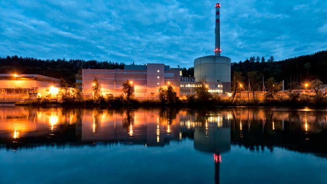 Aufnahme des AKW-Mühlebergs bei Dämmerung. Aufnahme des AKW-Mühlebergs bei Dämmerung.
