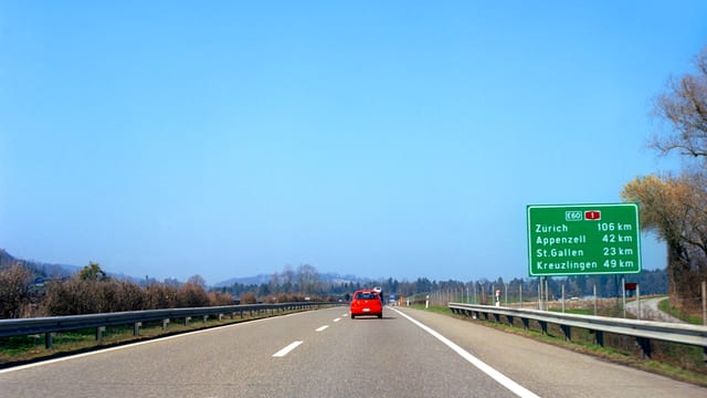 totes Auto fährt auf Autobahn totes Auto fährt auf Autobahn