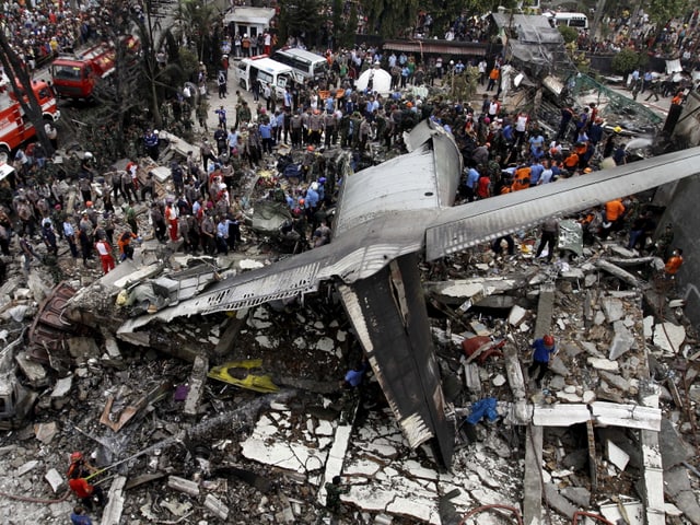 Das Heck des abgestürzten Flugzeugs mitten im Wohngebiet. 