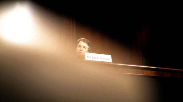 Der US-Richterkandidaten Brett Kavanaugh im Gegenlicht einer Lampe. Der US-Richterkandidaten Brett Kavanaugh im Gegenlicht einer Lampe.