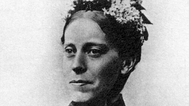 Schwarz-weiss-Porträtfoto von Mary Henrietta Kingsley. Schwarz-weiss-Porträtfoto von Mary Henrietta Kingsley.