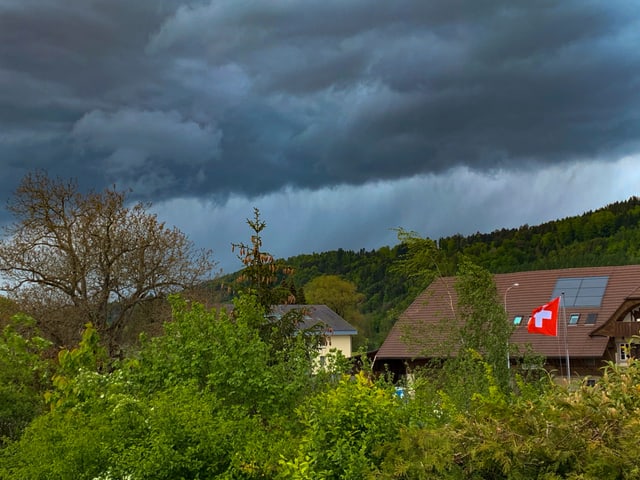 Einbrechende Kaltfront um 15 Uhr in der Nordwestschweiz. Blick vom Berner Seeland.