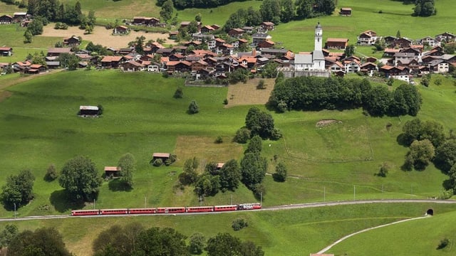 Ein Zug der RhB fährt durch das Prättigau. Ein Zug der RhB fährt durch das Prättigau.