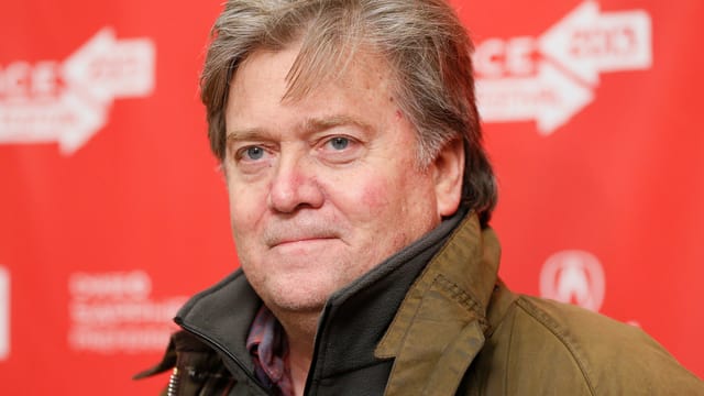 Stephen Bannon schaut ernst in eine Kamera Stephen Bannon schaut ernst in eine Kamera