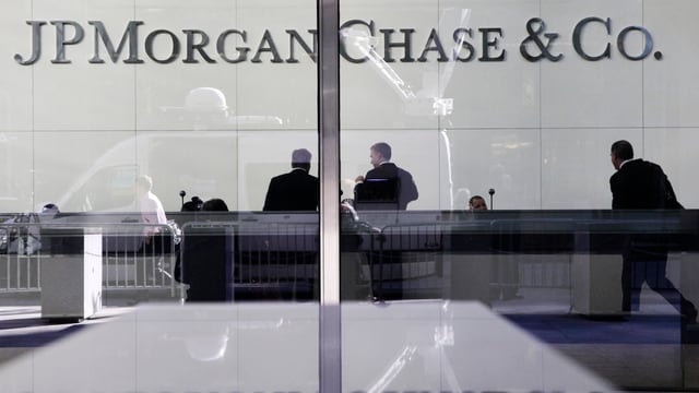 Das Logo von JP Morgan an einer Fensterscheibe. Das Logo von JP Morgan an einer Fensterscheibe.