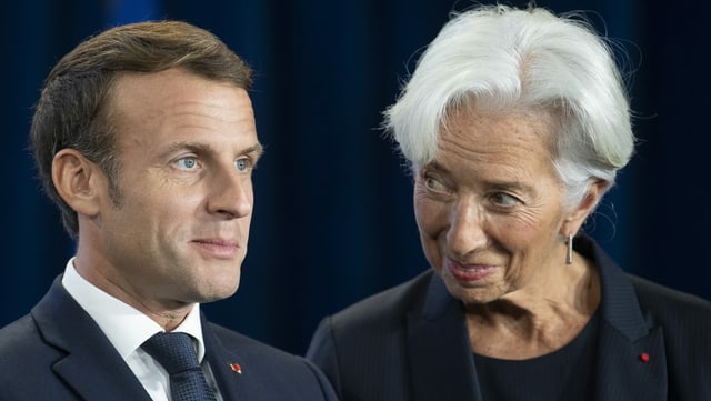 Christine Lagarde blickt Emmanuel Macron an bei einer Zeremonie zur Feier des Wechsels an der Spitze der EZB in Frankfurt. Christine Lagarde blickt Emmanuel Macron an bei einer Zeremonie zur Feier des Wechsels an der Spitze der EZB in Frankfurt.